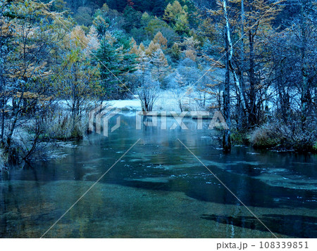 静寂の世界・冬近いの上高地梓川 108339851