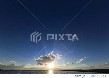 雲間から光芒が射した夕方の空と港・秋・超広角・空主体・231028pm 108339934