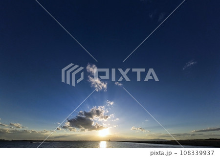 雲間から光芒が射した夕方の空と港・秋・超広角・空主体・231028pm 108339937