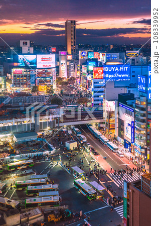 日本の東京都市景観2023ハロ本番。宮益坂下側からの動線規制の実施…＝10月31日 108339952
