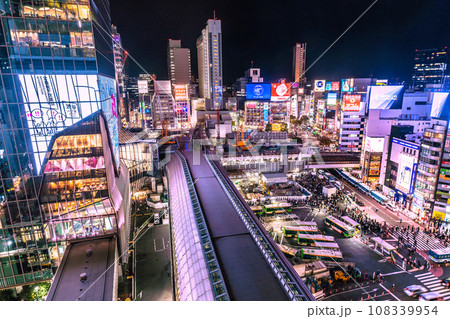 日本の東京都市景観2023ハロ本番。宮益坂下側からの動線規制の実施…=10月31日 日本の東京都市景観2023ハロ本番。宮益坂下側からの動線規制の実施…=10月31日 108339954