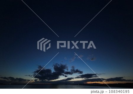 幻想的な薄暮の夕空と港・秋・超広角・空主体・231028pm 幻想的な薄暮の夕空と港・秋・超広角・空主体・231028pm 108340195