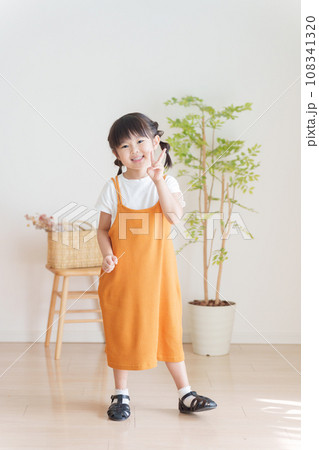 ピースサインをする子供 108341320