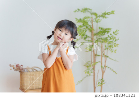 お願いする子供 108341323