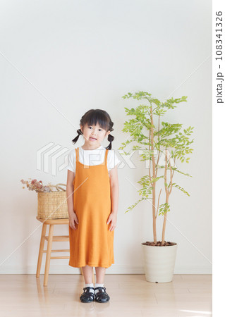 子供の夏服秋服ファッションコーディネート全身（縦向き） 108341326