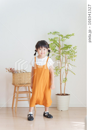子供の夏服秋服ファッションコーディネート全身（縦向き） 108341327