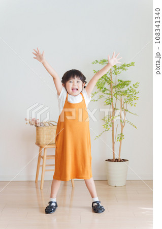 手を振る子供 手を振る子供 108341340