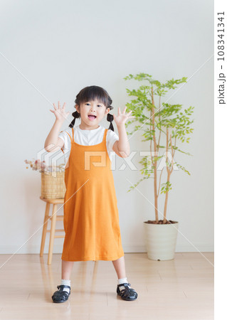 手を振る子供 手を振る子供 108341341