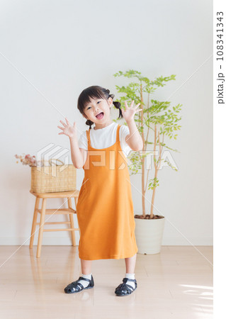 手を振る子供 手を振る子供 108341343