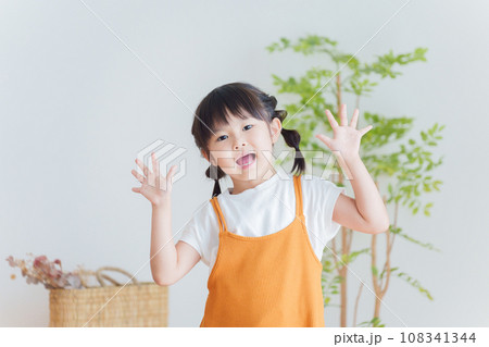 手を振る子供 手を振る子供 108341344