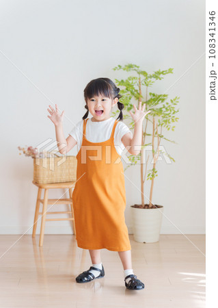 手を振る子供 108341346