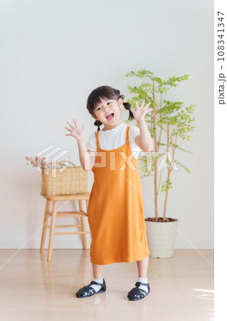 手を振る子供 手を振る子供 108341347