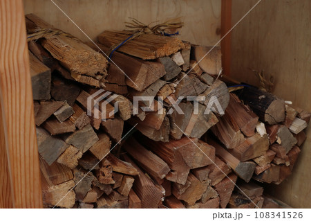 道の駅で見かけた「焚き木」 道の駅で見かけた「焚き木」 108341526