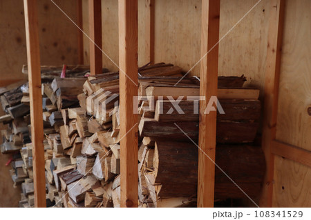 道の駅で見かけた「焚き木」 108341529