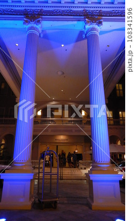 ハワイ　モアナサーフライダー夜景 108341596