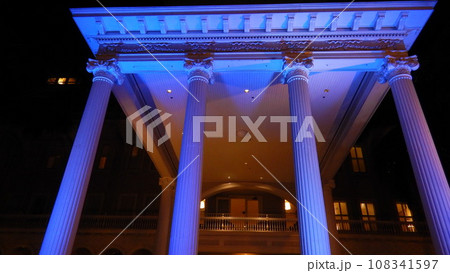 ハワイ　モアナサーフライダー夜景 108341597