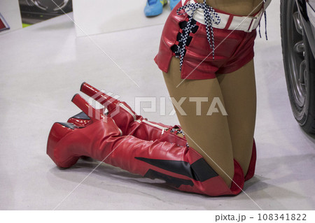 膝たちした女性の足 108341822