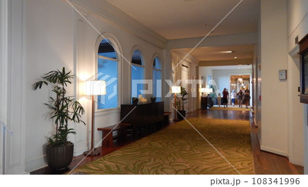 ハワイ　モアナサーフライダー内通路 108341996