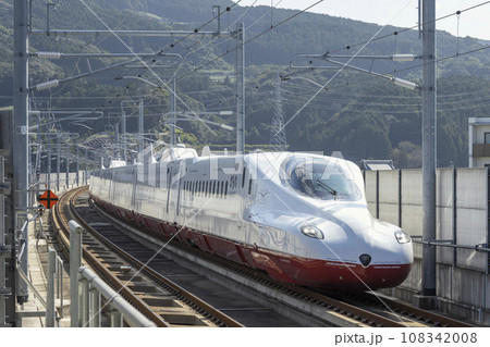 嬉野温泉駅に近づく西九州新幹線「かもめ」 嬉野温泉駅に近づく西九州新幹線「かもめ」 108342008