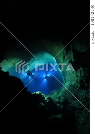 【岩手県_岩泉町】幻想的な蒼を見せる龍泉洞の地底湖 108342340