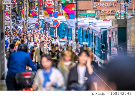 日本の東京都市景観ハロ本番。混雑する渋谷駅・高架下の歩道。夜は通行規制がかかる。奥は宮益坂下＝31日 108342348