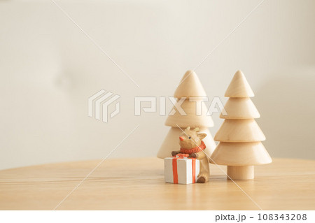 ナチュラルなクリスマスのイメージ 108343208
