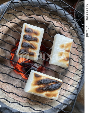 七輪で焼く餅 108343415