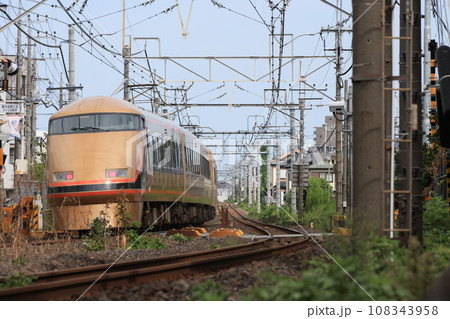 JR宇都宮線を走る等鉄道乗り入れの特急スペーシアの電車 JR宇都宮線を走る等鉄道乗り入れの特急スペーシアの電車 108343958