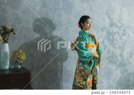 振袖の女性　　　 108344075