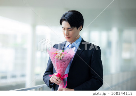 花束を持った若いビジネスマン 花束を持った若いビジネスマン 108344115