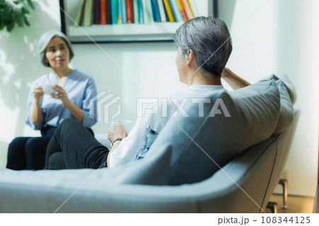 リビングで会話するシニア夫婦 108344125