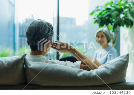 リビングで会話するシニア夫婦 108344130