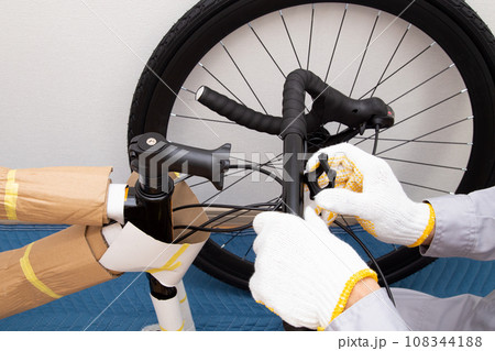 自転車の組立作業（ロードバイクのハンドルの組立作業） 108344188