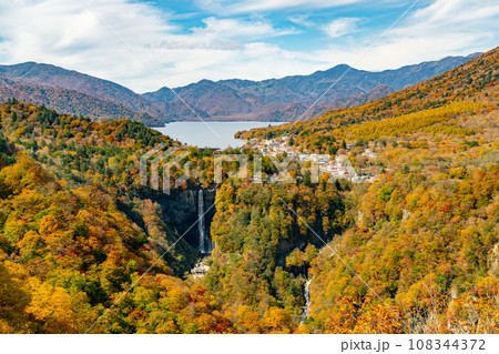 【栃木県】明智平展望台から見る秋の紅葉と華厳の滝（10月） 108344372