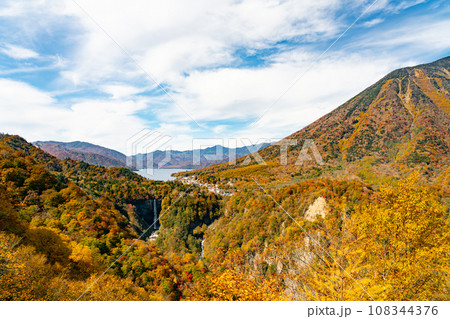【栃木県】明智平展望台から見る秋の紅葉と華厳の滝（10月） 108344376