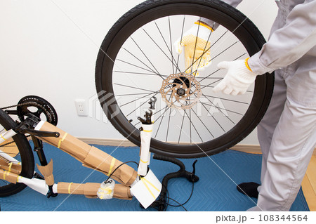 自転車の組立(ロードバイクの前輪の組立作業) 自転車の組立(ロードバイクの前輪の組立作業) 108344564