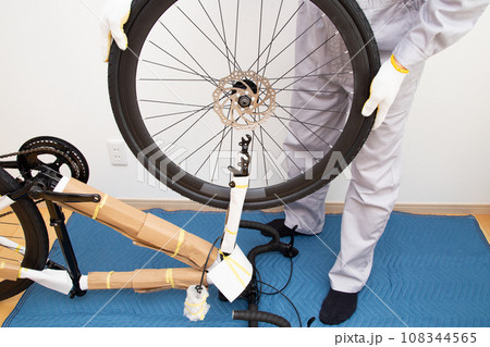自転車の組立(ロードバイクの前輪の組立作業) 自転車の組立(ロードバイクの前輪の組立作業) 108344565