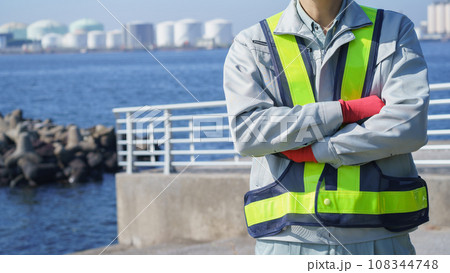 作業服の男性・海と工業地帯│建設業・製造業・プラント イメージ 作業服の男性・海と工業地帯│建設業・製造業・プラント イメージ 108344748
