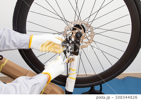 自転車(ロードバイク)のディスクブレーキの組立作業 自転車(ロードバイク)のディスクブレーキの組立作業 108344826