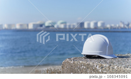 ヘルメットと海と工業地帯 ヘルメットと海と工業地帯 108345091
