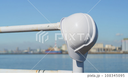 ヘルメットと海と工業地帯 ヘルメットと海と工業地帯 108345095