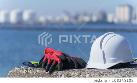 ヘルメットとグローブ・海と工業地帯 ヘルメットとグローブ・海と工業地帯 108345108