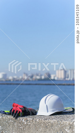 ヘルメットとグローブ・海と工業地帯 108345109