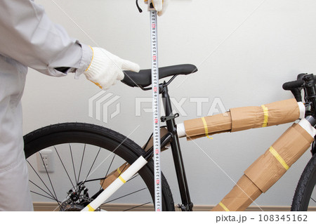 自転車のサドルの適正な高さ　選び方　測り方　調整の仕方 108345162