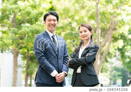 ビジネス 新緑 男女 2人 ビジネス 新緑 男女 2人 108345208