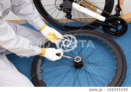 自転車(ロードバイク)のディスクブレーキの組立作業 自転車(ロードバイク)のディスクブレーキの組立作業 108345240