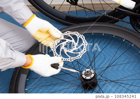 自転車（ロードバイク）のディスクブレーキの分解　組立作業 108345241