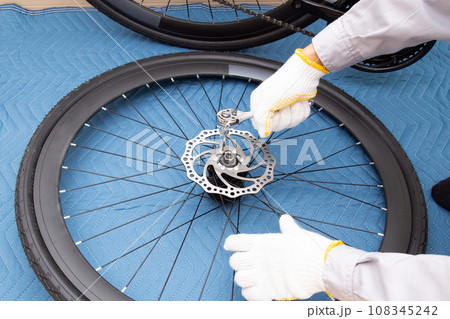自転車（ロードバイク）のディスクブレーキの組立作業 108345242