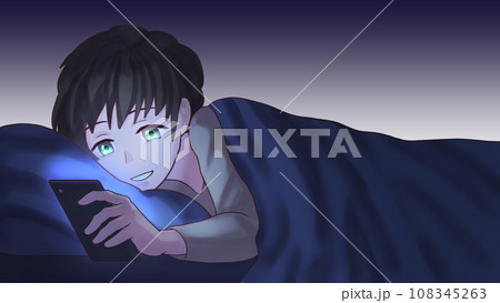 夜に布団で寝る前スマホを見て笑う人物のイラスト 108345263