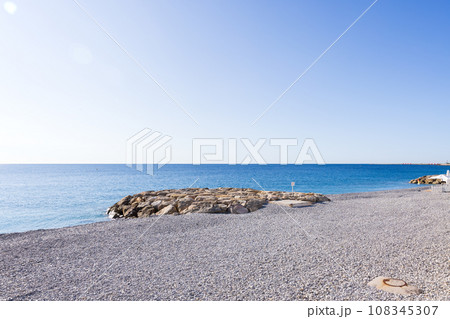 フランス、ニースの地中海の景色 108345307